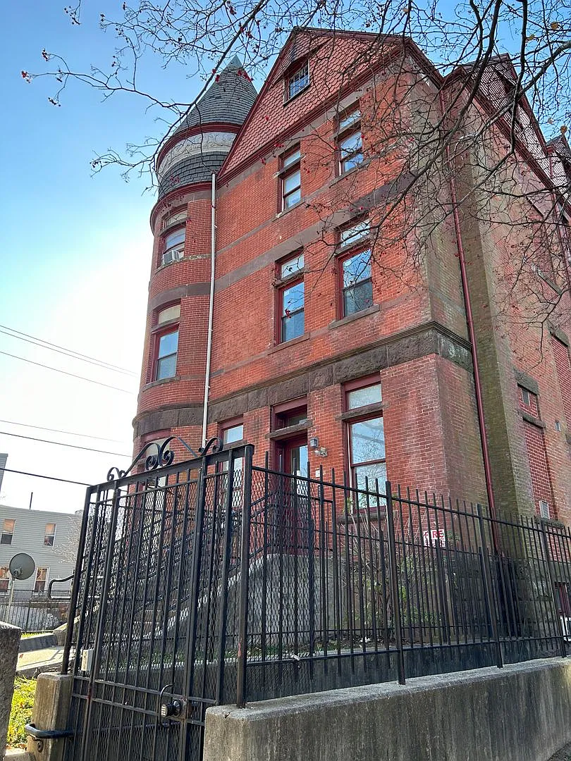 2 bed, 1.0 bath, $1,600 — Photo 4