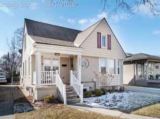 22326 Rosedale St, Saint Clair Shores, MI 48080