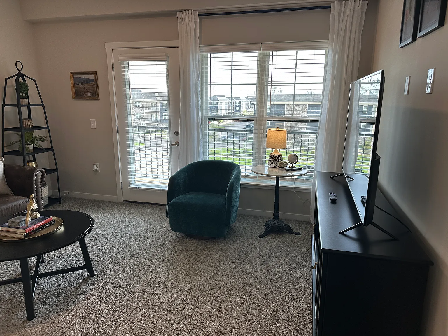 1 bed, 702 sqft, $3,870 — Photo 3