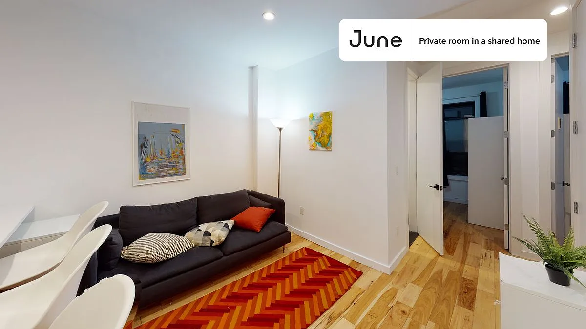 Queen bedroom in 4 bed/2 bath home in Ridgewood #461 D — Photo 2
