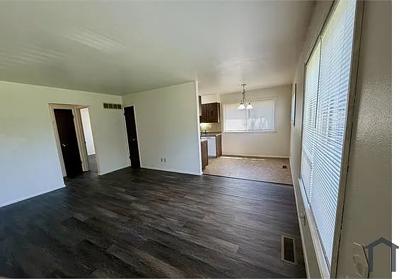 1025 Shackelford Rd — Photo 3