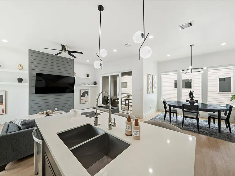 3010 Delano St — Photo 11