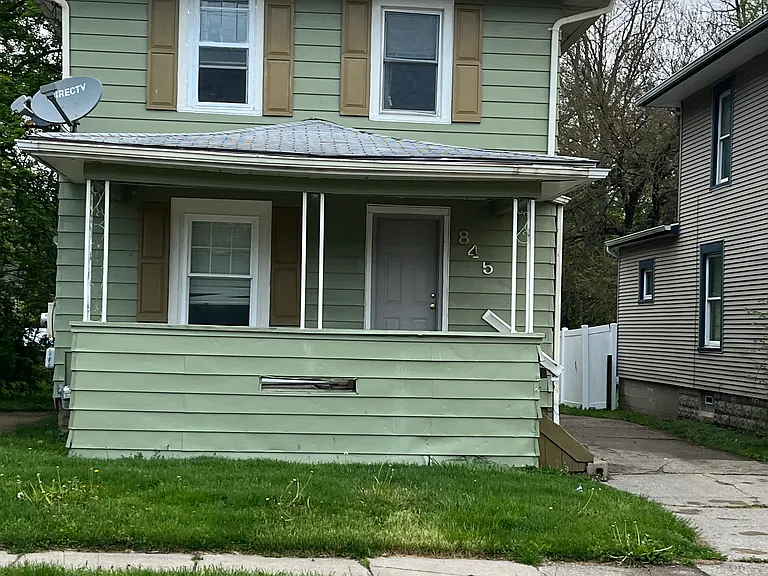 845 Baker St — Photo 2