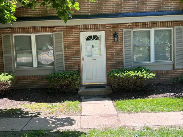 2413 Island Dr APT A, Uniontown, OH 44685
