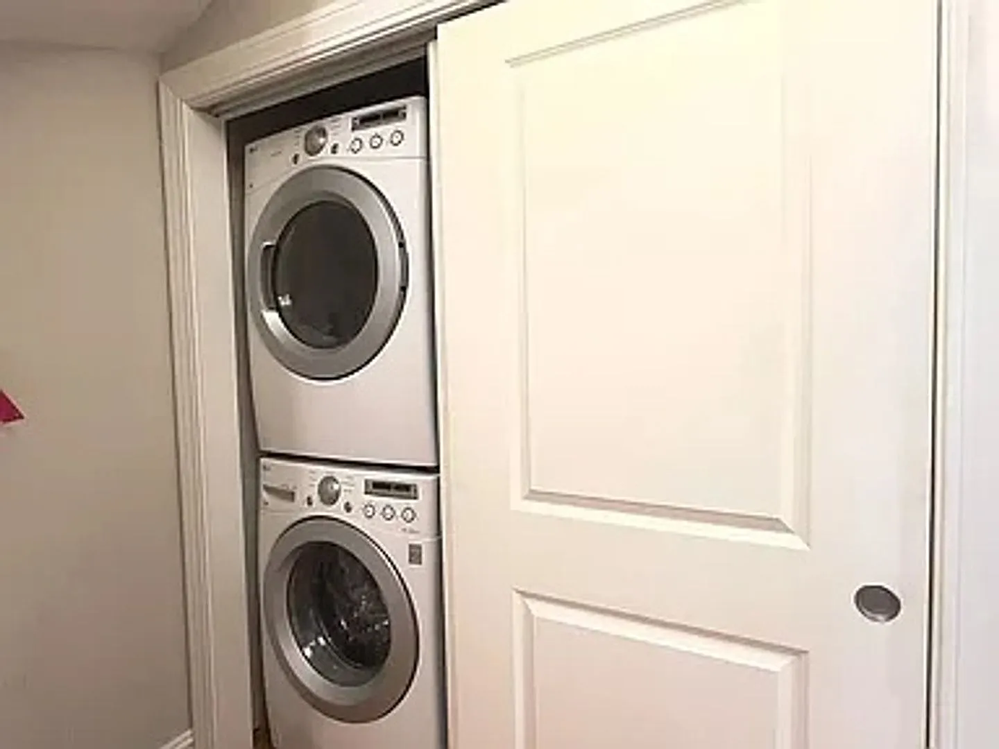 No Brokers Fee, Garden Level Unit, In-Unit Washer and Dryer, Central Heat/AC, Parking for Rent — Photo 2
