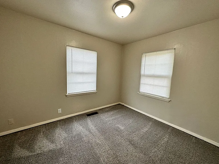 6239 N East Parkview St — Photo 17