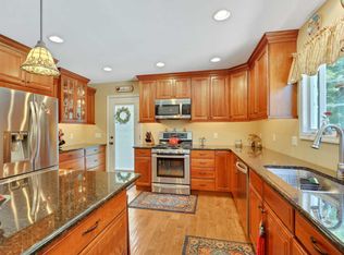 84 Sweetmans Ln, Manalapan, NJ