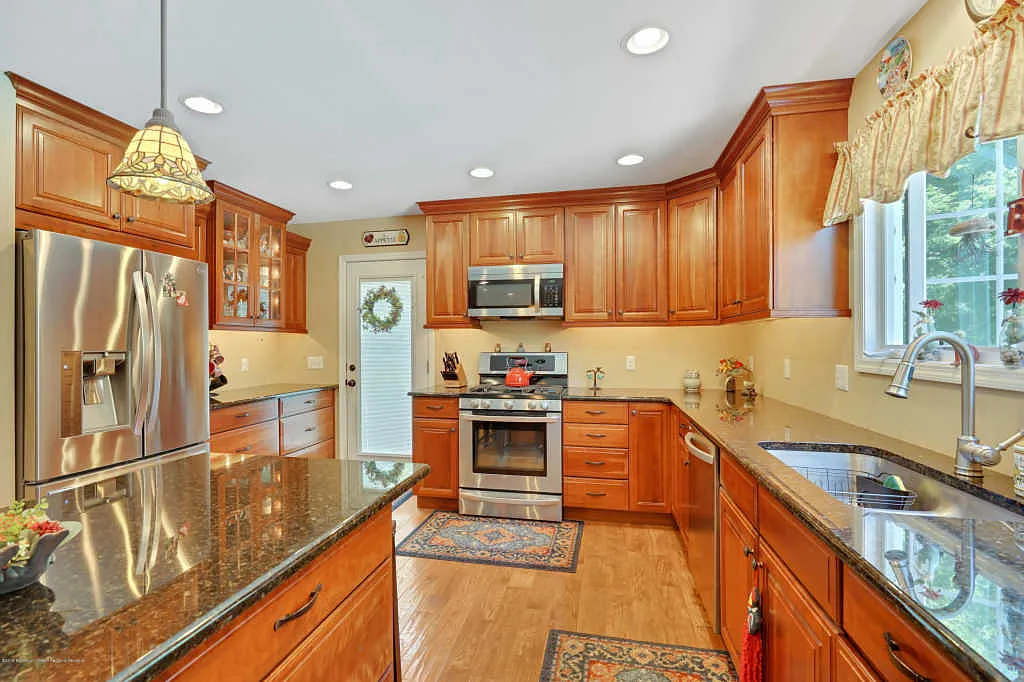84 Sweetmans Ln photo 1