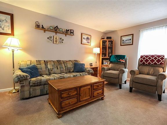 5th image of 30 Hamlin Dr