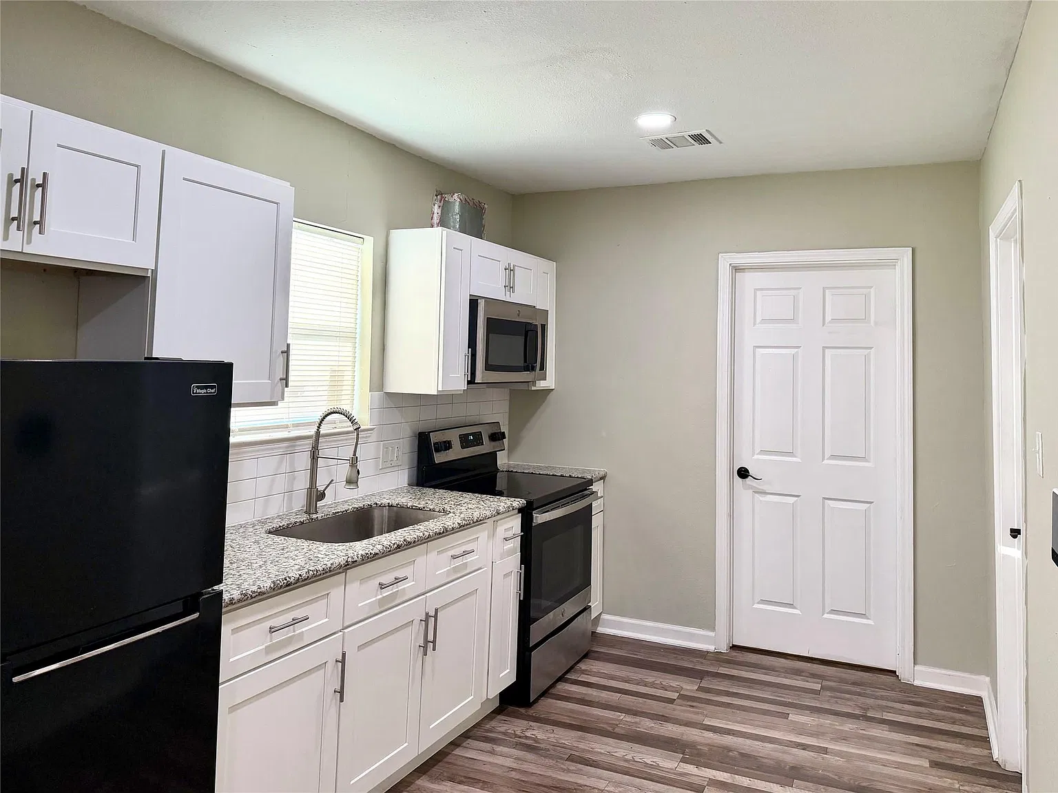 2 bed, 2.0 bath, 702 sqft, $1,450 — Photo 2