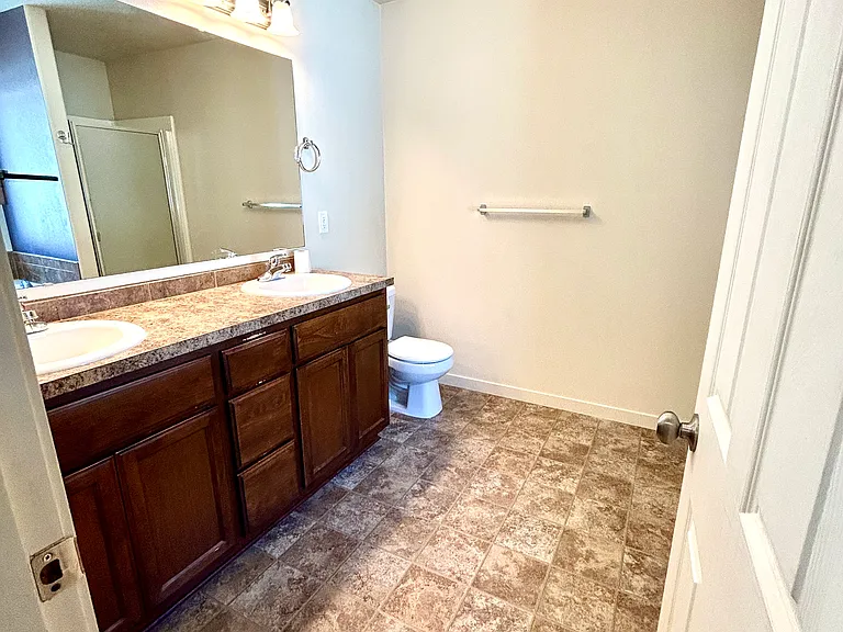 Primary en-suite bathroom w/ dual sinks