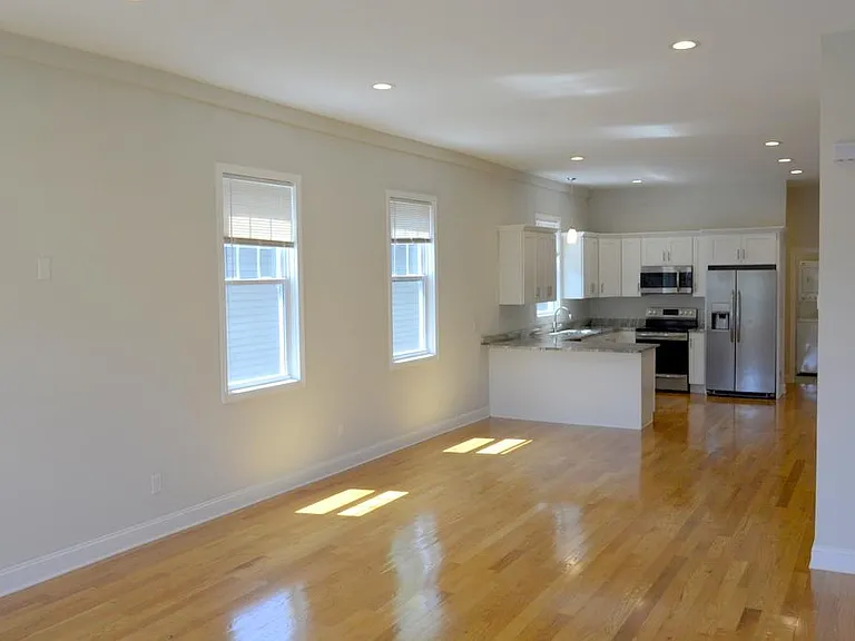 213 Carpenter St #2 — Photo 4