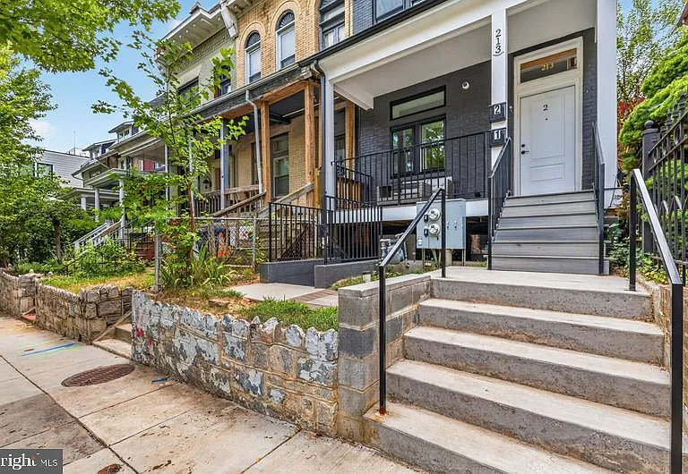 213 Seaton Pl NE #2 — Photo 2