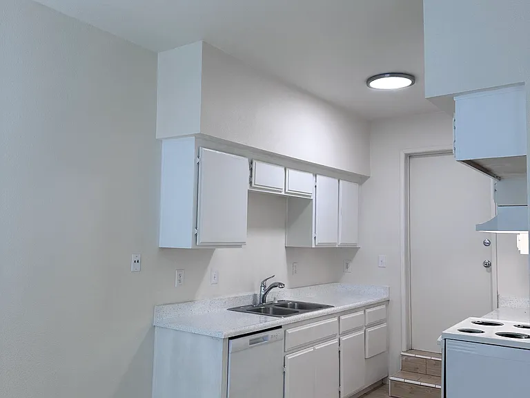 8001 Latham Ct #4 — Photo 3