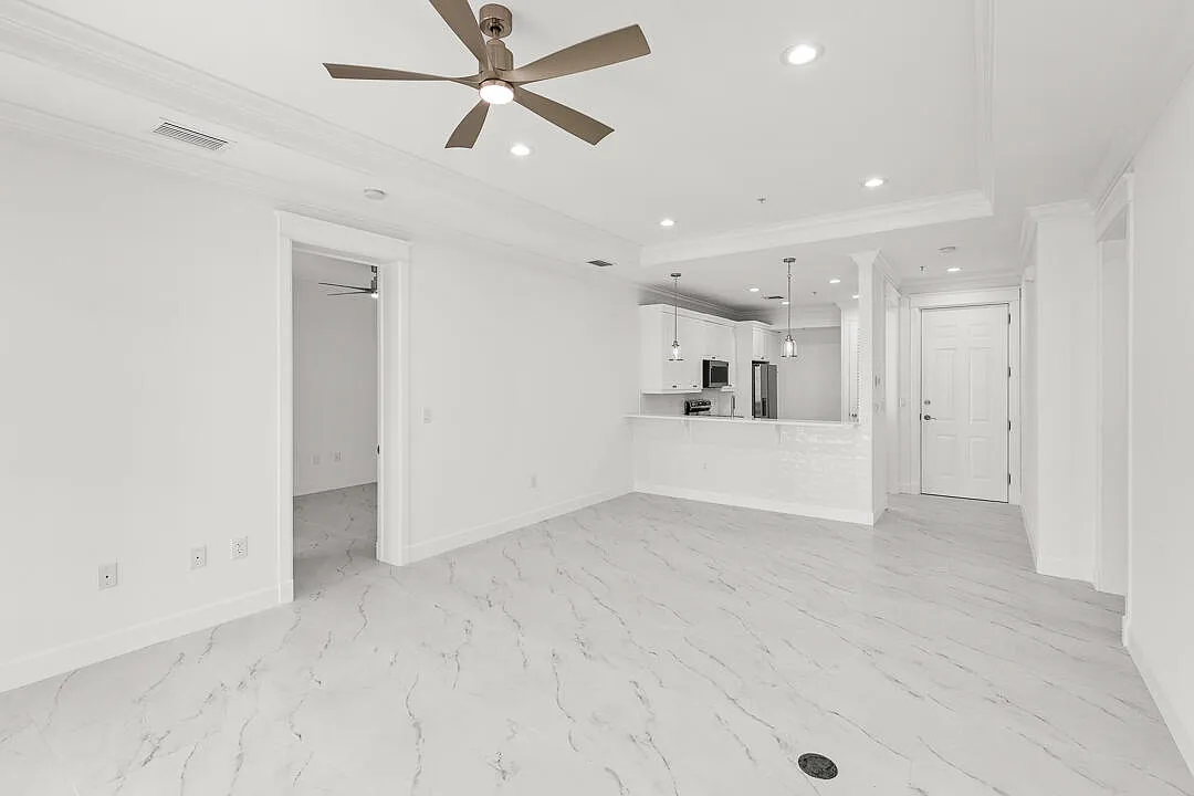 Building Photo - 47 SW Osceola St #206
