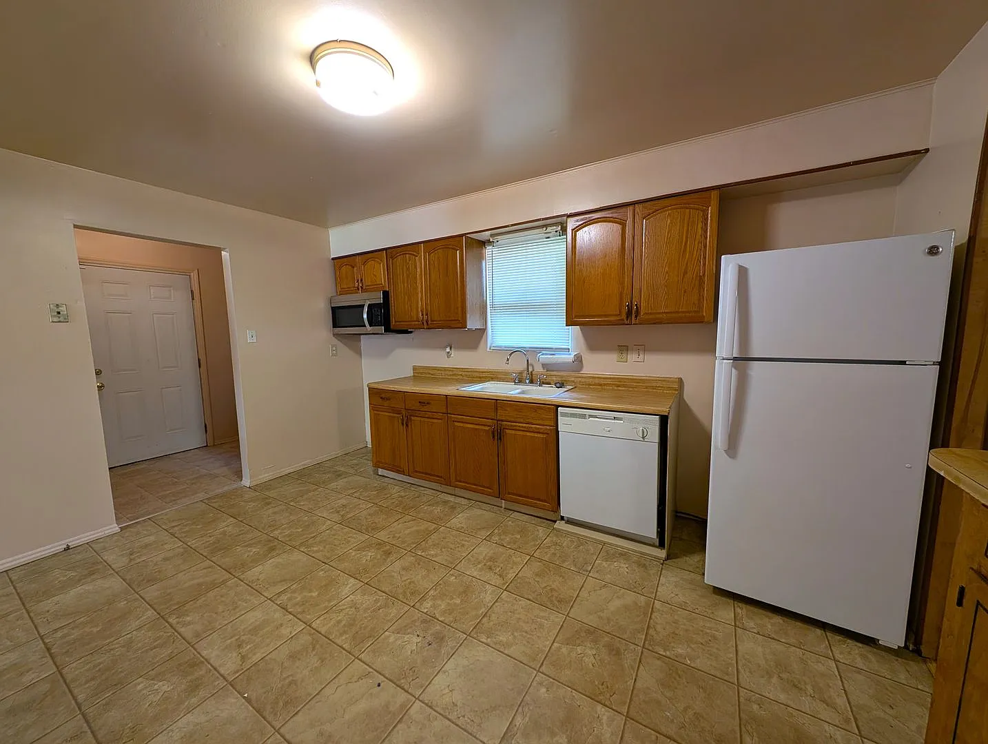Minutes from Uptown 4 Bedroom! Awesome Backyard! — Photo 2