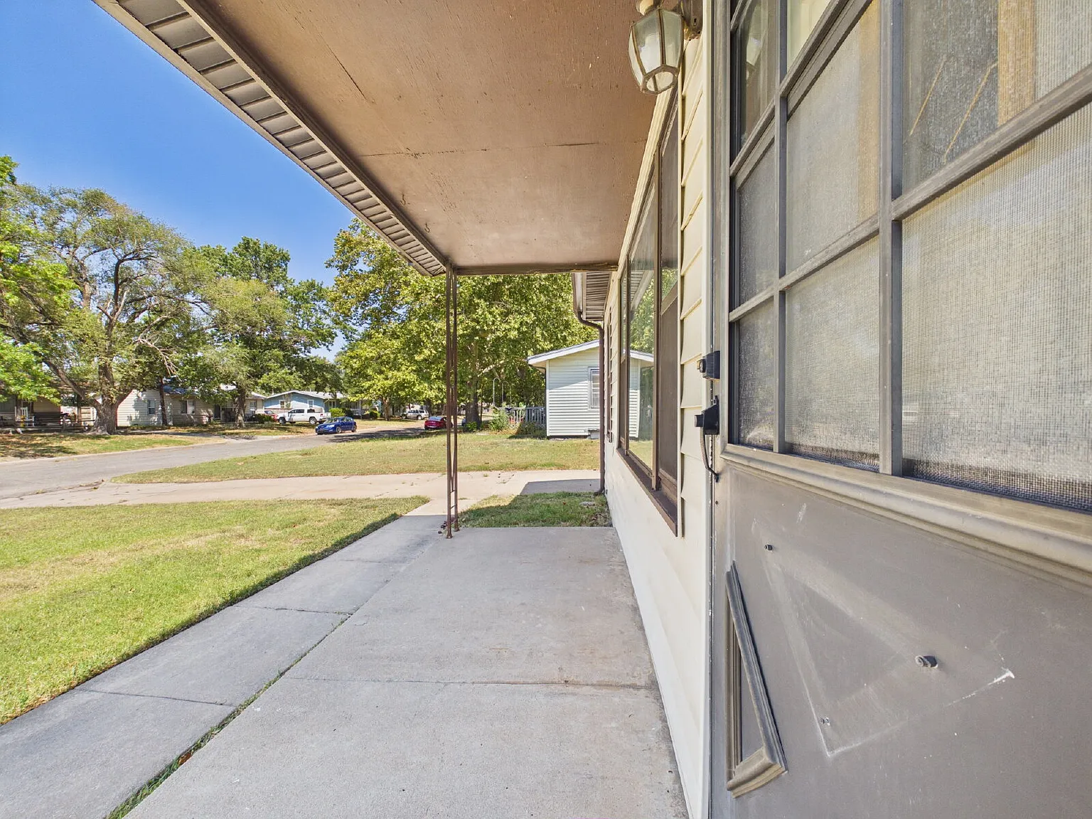 3 bed, 1.0 bath, 924 sqft, $1,250 — Photo 2