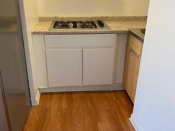 5th image of 429 Magnolia St