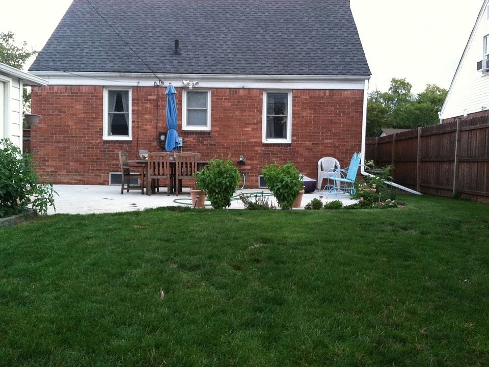 2nd image of 1334 Eleven Mile Rd