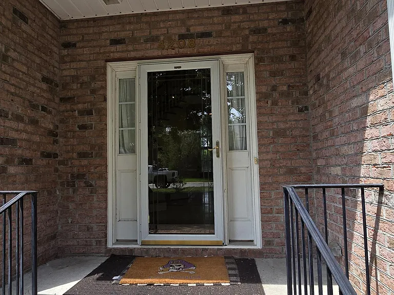 4208 Leicester Ct — Photo 2