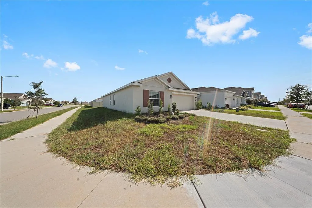 4 bed, 2.0 bath, 1835 sqft, $2,000 — Photo 2