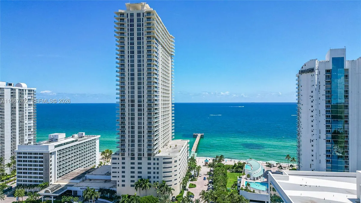 Building Photo - 16699 Collins Ave #2709