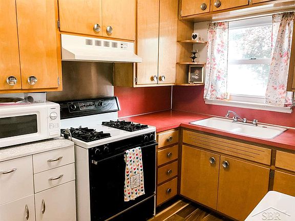 3rd image of 301 Sidney St