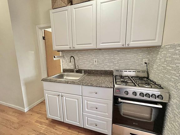4th image of 687 Manhattan Ave #2F