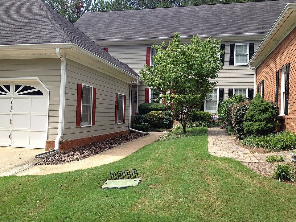 Front w/ 2 car garage