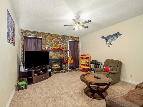 5th image of 146 N Oxford Rd W