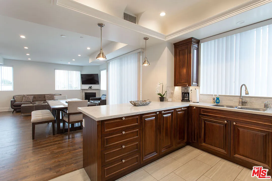 4 bed, 3.5 bath, 1950 sqft, $8,750 — Photo 3