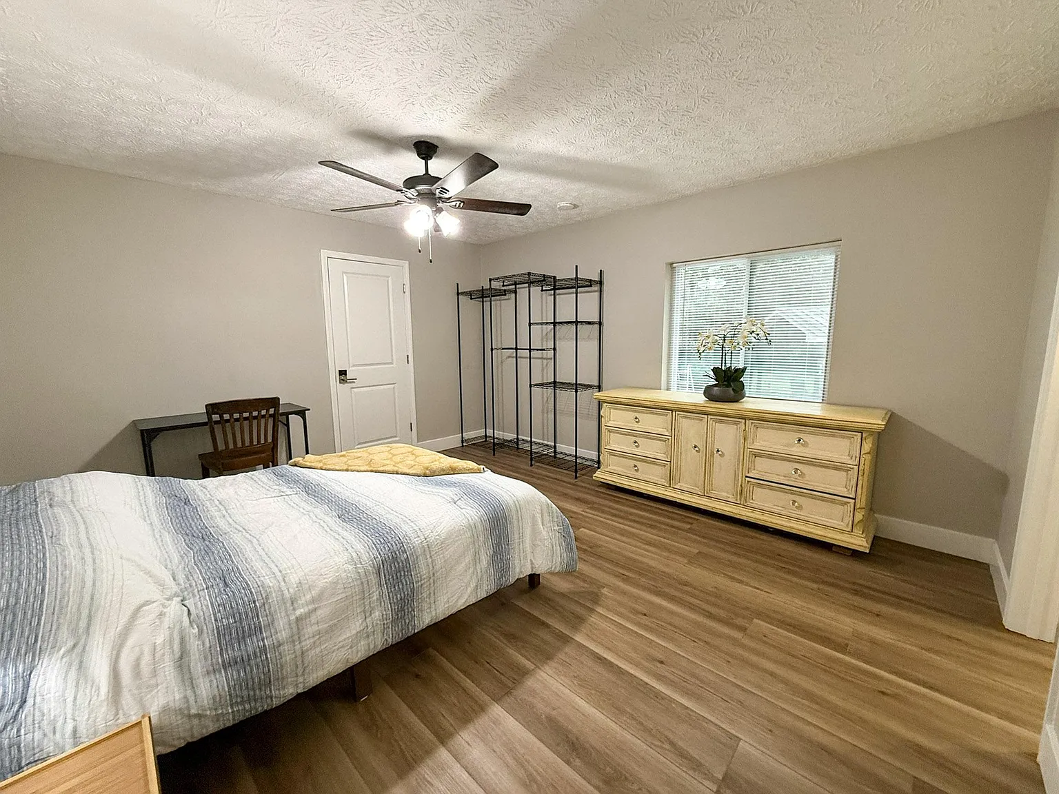 4 bed, 4.0 bath, 2350 sqft, $1,183 — Photo 2