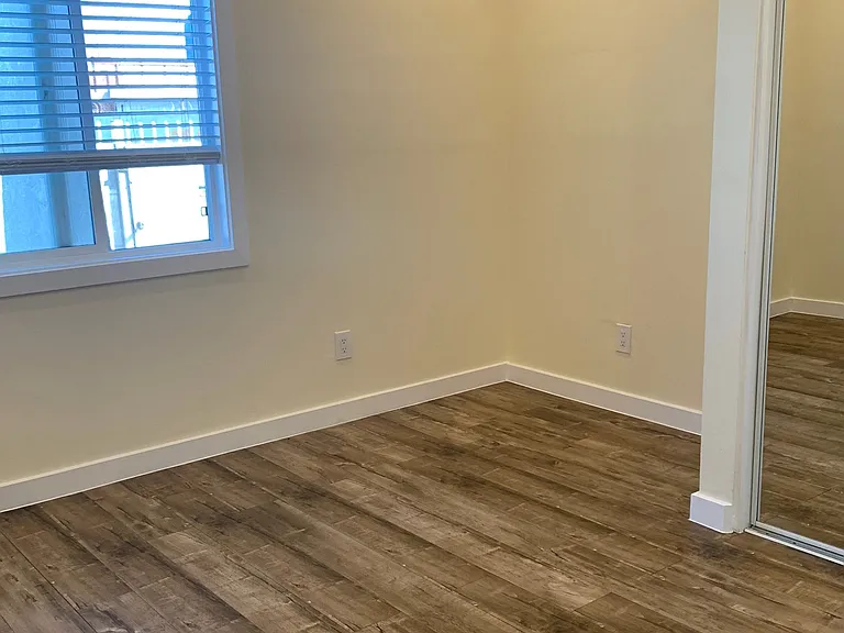 1010 E Anaheim St — Photo 7
