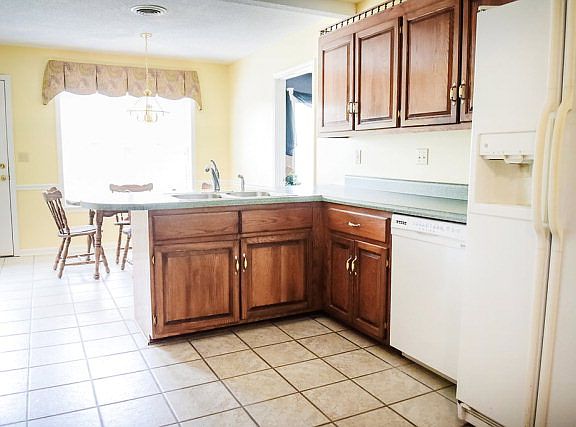 4th image of 555 Wedgewood Dr