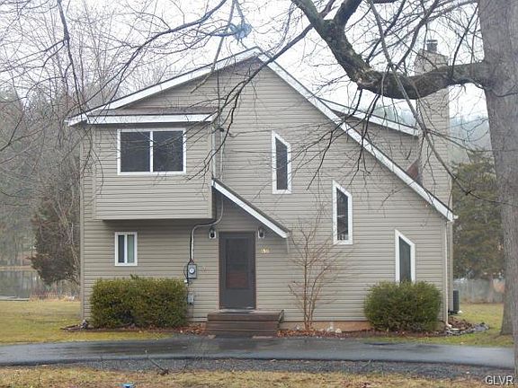 3rd image of 136 Pinewood Dr N