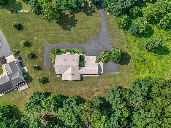 3rd image of 31 Jo Glen Dr