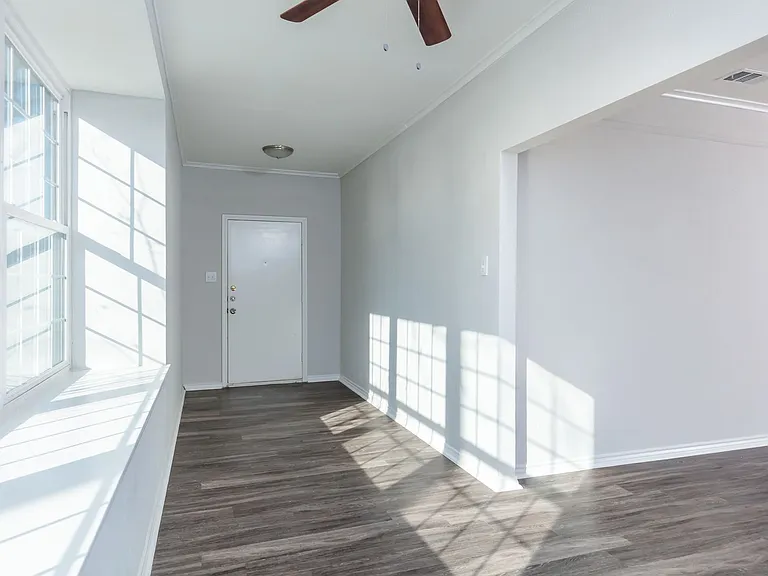 5700 Pershing Ave — Photo 15