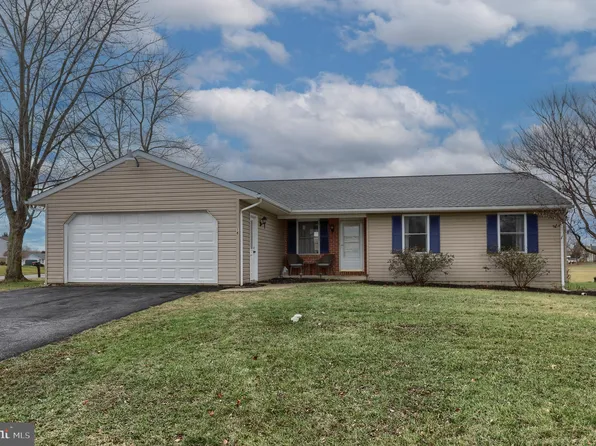 18 Village Dr, Newmanstown, PA 17073