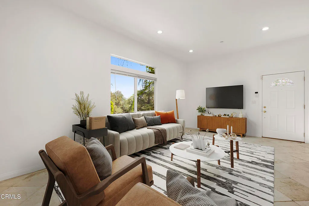 3 bed, 2.0 bath, 1125 sqft, $3,950 — Photo 2