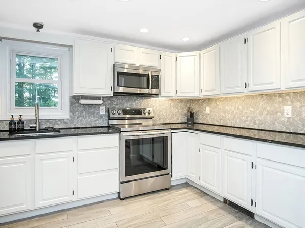 10 Spectacle Pond Ter, Wareham, MA 02571