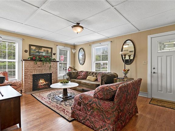 3rd image of 1501 N Westmoreland Dr