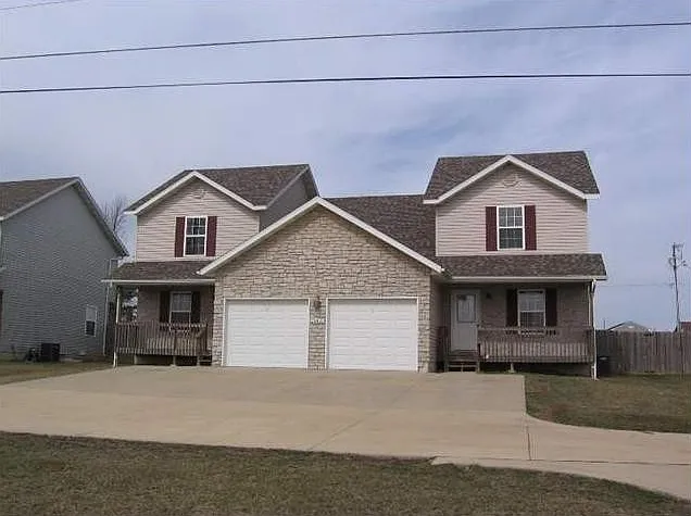 3 bed, 2.5 bath, 2704 sqft, $1,000 — Photo 1