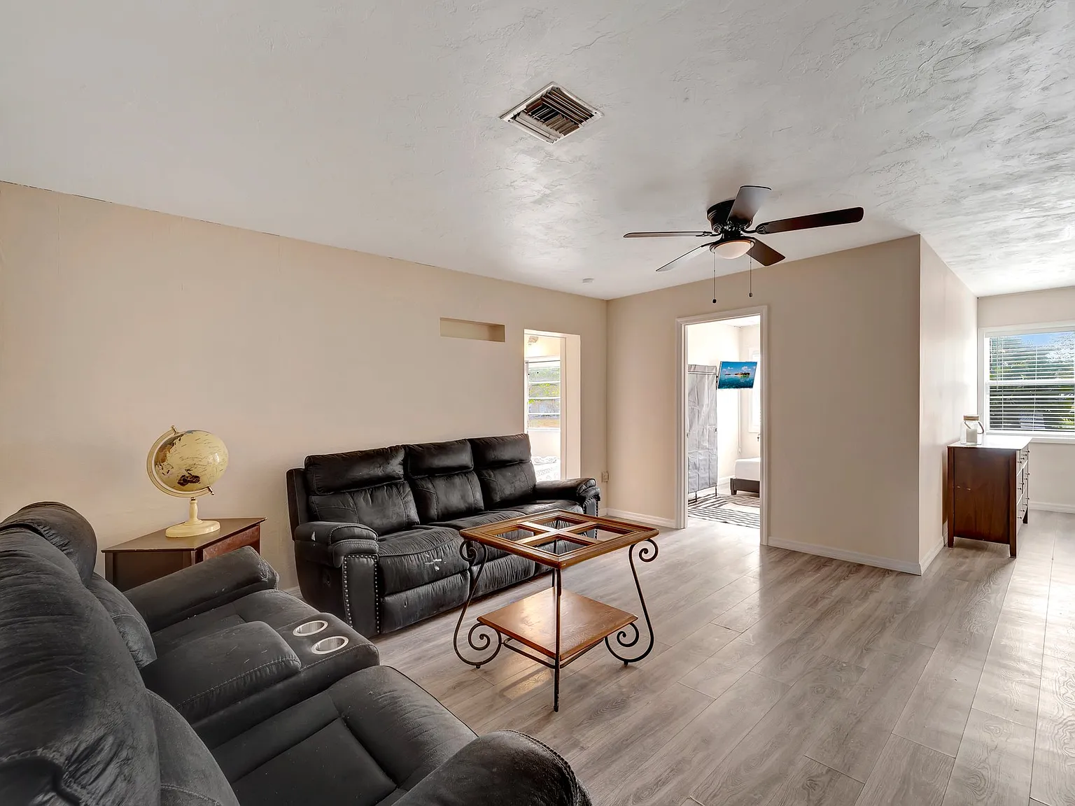 8 bed, 2730 sqft, $740 — Photo 4