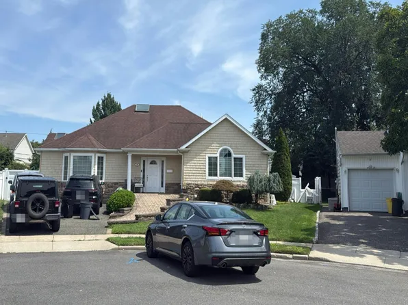 10 Abbey Ct, Plainview, NY 11803