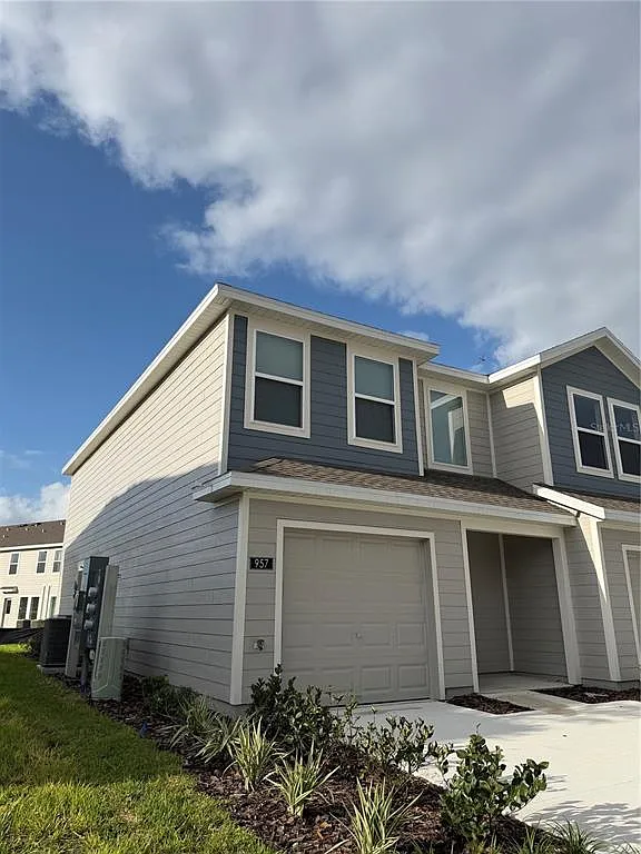 3 bed, 2.5 bath, 1423 sqft, $2,200 — Photo 2