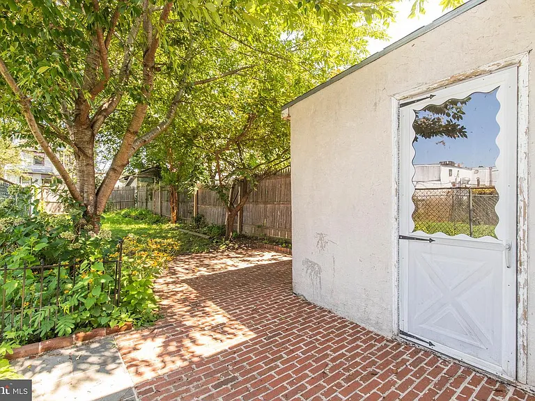 620 E Hector St — Photo 20