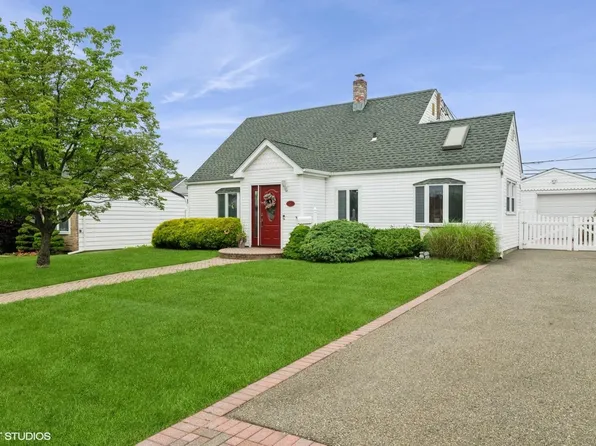 34 Castle Lane, Levittown, NY 11756