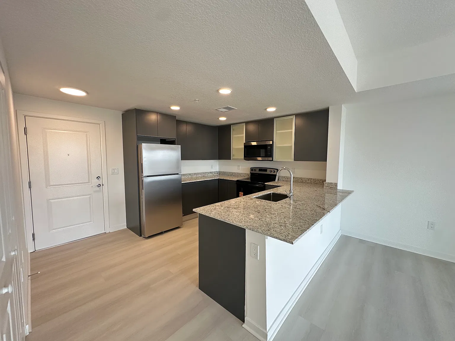 3 bed, 1150 sqft, $2,049 — Photo 2