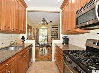 1 Overlook Ave APT 1F, Great Neck, NY 11021