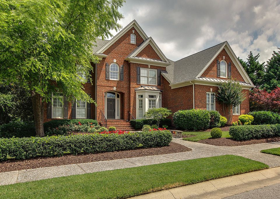 1st image of 226 Waterbury Cir